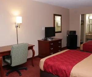 Photo 5 - STUDIOS & SUITES 4 LESS CHESAPEAKE