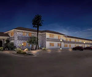 Photo 2 - HomeTowne Studios by Red Roof Ridgecrest
