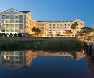 Photo 2 - Courtyard Charleston Waterfront by Marriott