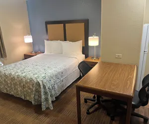 Photo 5 - HomeTowne Studios & Suites by Red Roof Greensboro