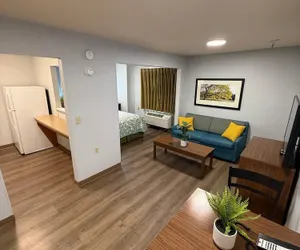 Photo 2 - HomeTowne Studios & Suites by Red Roof Greensboro