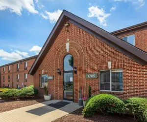 Photo 2 - HomeTowne Studios & Suites by Red Roof Greensboro