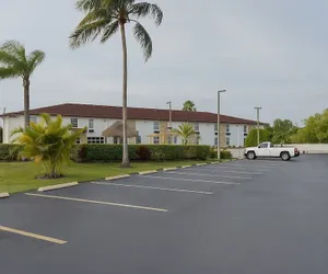 Photo 2 - Belmont Inn & Suites