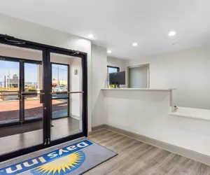 Photo 4 - Days Inn by Wyndham Enterprise