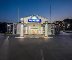 Photo 2 - Days Inn by Wyndham Enterprise