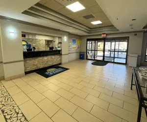 Photo 3 - Days Inn & Suites by Wyndham Cedar Rapids