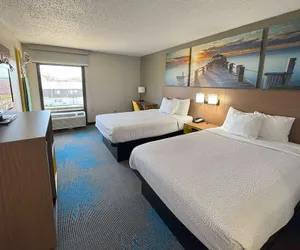 Photo 5 - Days Inn & Suites by Wyndham Cedar Rapids
