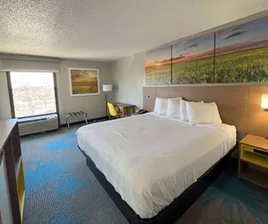 Photo 4 - Days Inn & Suites by Wyndham Cedar Rapids
