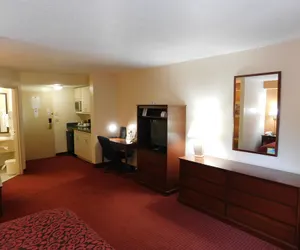 Photo 5 - Days Inn & Suites by Wyndham Cedar Rapids