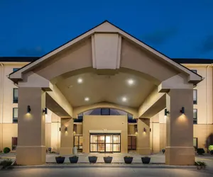 Photo 2 - Days Inn & Suites by Wyndham Cedar Rapids