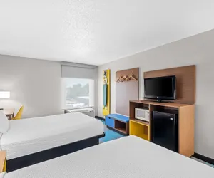 Photo 5 - Days Inn & Suites by Wyndham Cedar Rapids