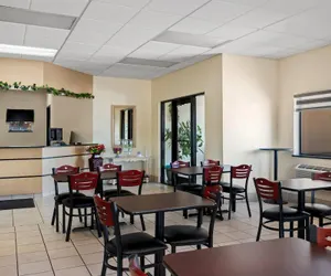Photo 5 - Super 8 by Wyndham Santa Rosa