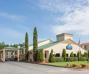 Photo 2 - Days Inn & Suites by Wyndham Peachtree Corners/Norcross