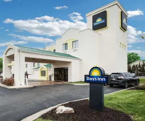 Photo 2 - Days Inn by Wyndham Blue Springs