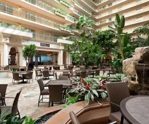 Photo 4 - Embassy Suites by Hilton San Francisco Airport Waterfront