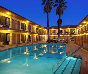 Photo 2 - Studio City Court Yard Hotel