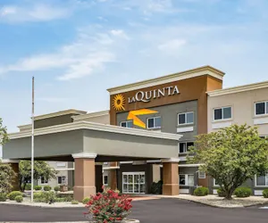 Photo 2 - La Quinta Inn & Suites by Wyndham Evansville