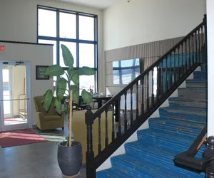 Photo 2 - Alliance Hotel & Suites, a Howard Johnson by Wyndham