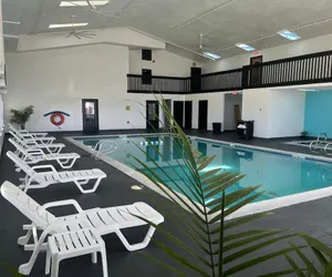 Photo 2 - Alliance Hotel & Suites, a Howard Johnson by Wyndham