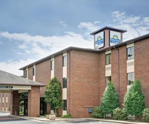 Photo 2 - Days Inn & Suites by Wyndham Hickory