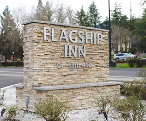 Photo 2 - Flagship Inn of Ashland