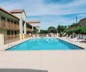 Photo 2 - Days Inn by Wyndham Goodlettsville/Nashville