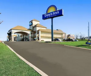 Photo 2 - Days Inn by Wyndham Goodlettsville/Nashville