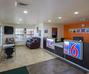 Photo 2 - Motel 6 Madisonville, TX