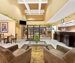 Photo 3 - Days Inn & Suites by Wyndham DeSoto