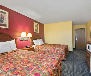 Photo 4 - Days Inn by Wyndham Torrington