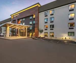 Photo 2 - La Quinta Inn & Suites by Wyndham Hartford - Bradley Airport