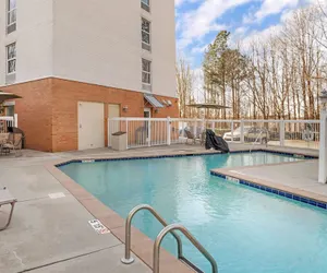 Photo 2 - Comfort Suites near Birkdale Village- Huntersville