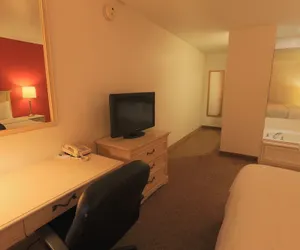 Photo 4 - Days Inn by Wyndham Calumet Park