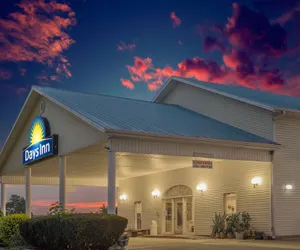 Photo 2 - Days Inn by Wyndham Hardy