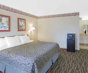 Photo 5 - Days Inn by Wyndham Hardy