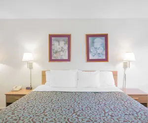 Photo 4 - Days Inn by Wyndham Hardy