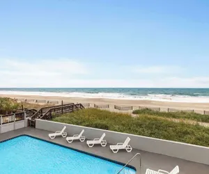 Photo 2 - Days Inn by Wyndham Myrtle Beach-Beach Front