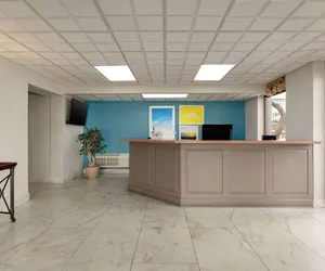 Photo 4 - Days Inn by Wyndham Myrtle Beach-Beach Front