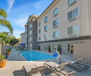 Photo 2 - Holiday Inn Express Hotel & Suites San Diego-Sorrento Valley by IHG