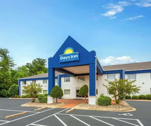 Photo 2 - Days Inn & Suites by Wyndham Siler City