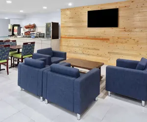 Photo 4 - Days Inn & Suites by Wyndham Siler City