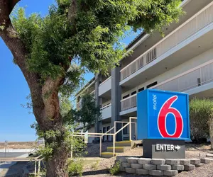 Photo 2 - Motel 6 Barstow, CA – I15 and Lenwood Road