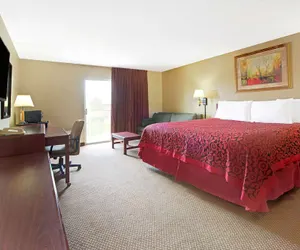 Photo 4 - Days Inn and Suites by Wyndham St. Louis/Westport Plaza