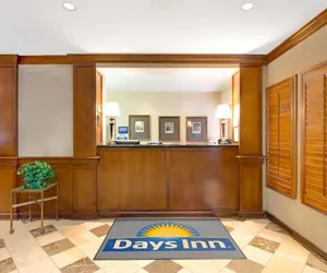 Photo 2 - Days Inn and Suites by Wyndham St. Louis/Westport Plaza