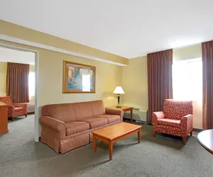 Photo 5 - Days Inn and Suites by Wyndham St. Louis/Westport Plaza