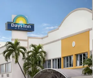 Photo 2 - Days Inn by Wyndham Miami Airport North