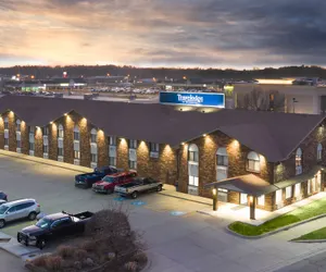 Photo 2 - Travelodge by Wyndham Elkhart