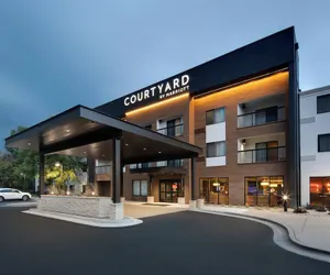 Photo 2 - Courtyard by Marriott Grand Rapids Airport