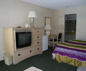 Photo 3 - Travellers Inn