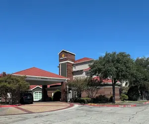 Photo 2 - La Quinta Inn & Suites by Wyndham Dallas Arlington South